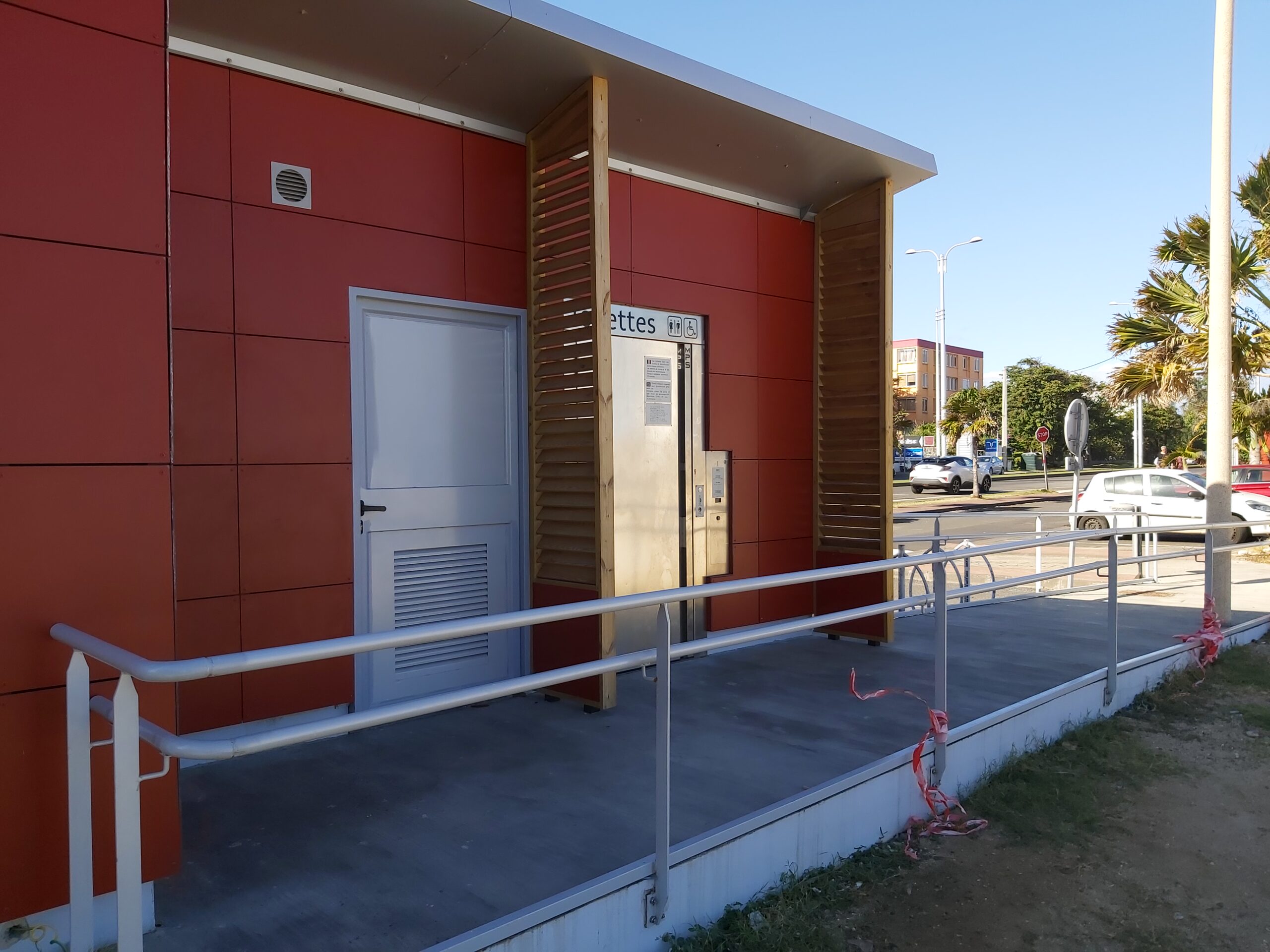 TOILETTES - PATIO - SAINT PIERRE