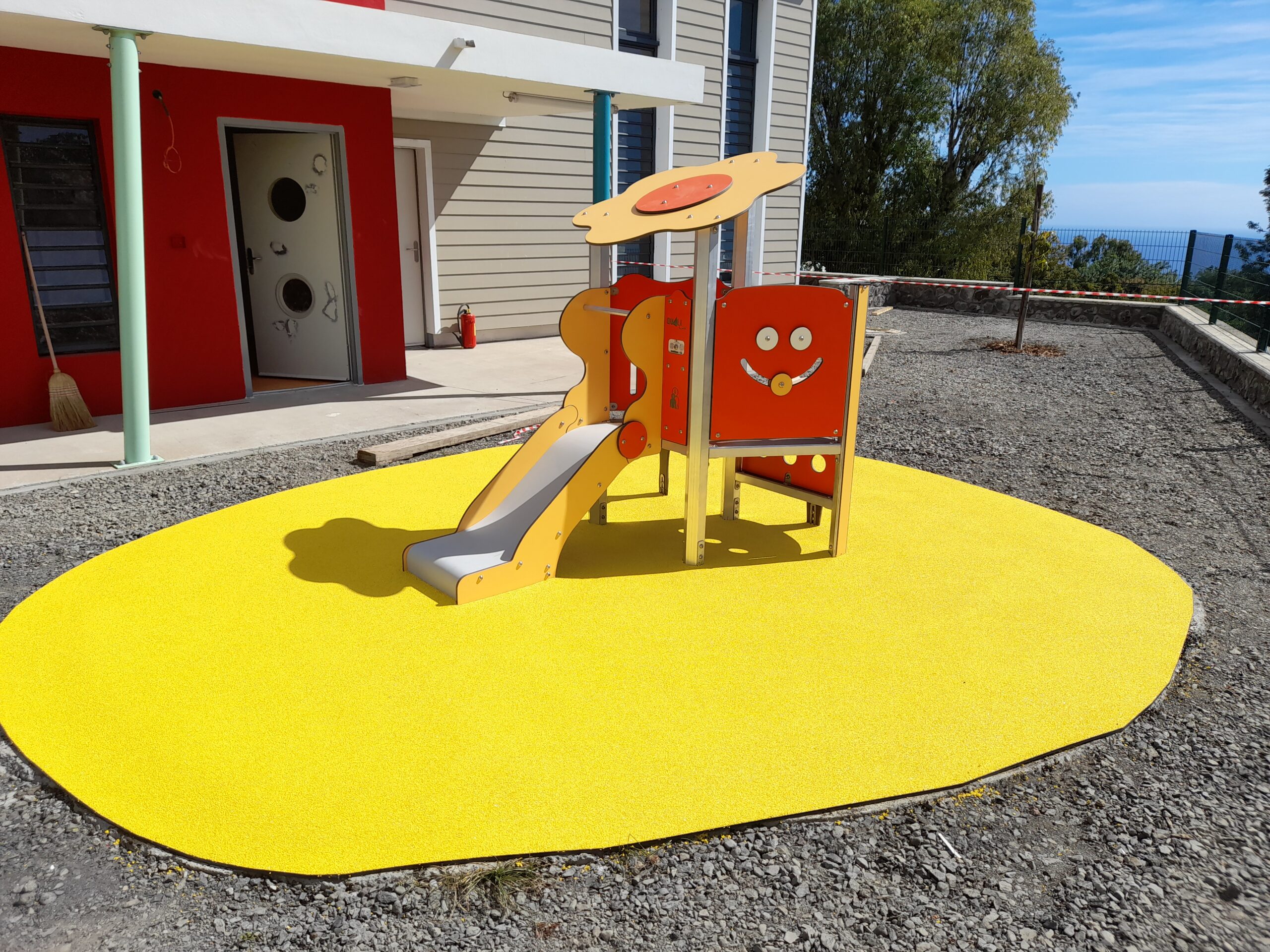 JEUX - Crétaion d'une aire jeux dans une école à Bellemène - SAINT PAUL
