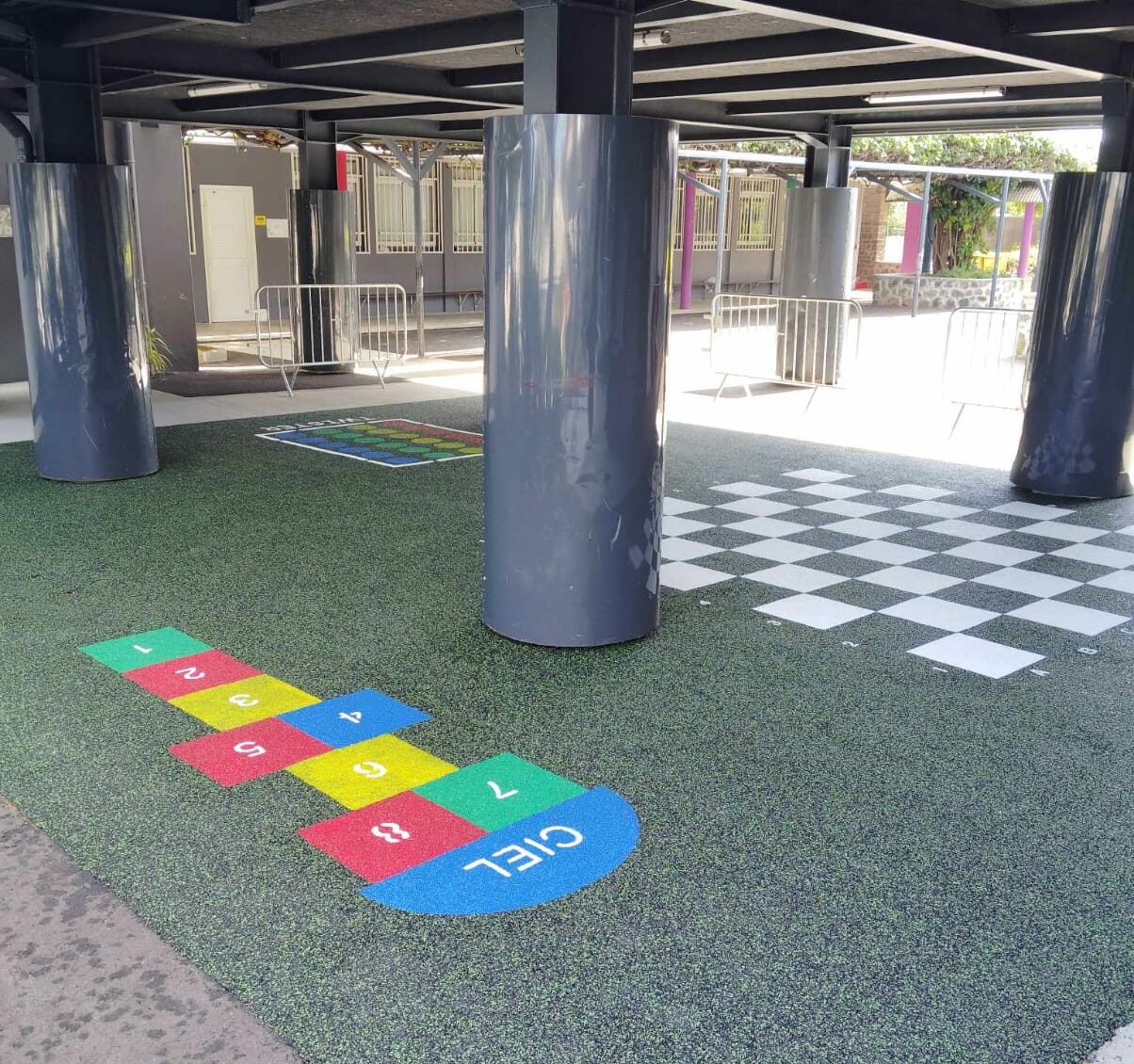 JEUX - Mise en oeuvre d'un espace de jeux en sol amortissant dans une école primaire - PETITE ILE -